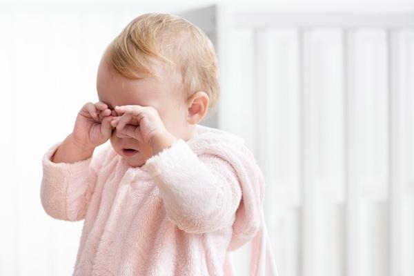 Dziecko marudzi, płacze i nie może zasnąć? Przyczyną może być nadmiar bodźców