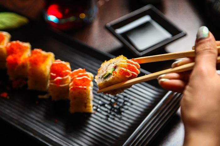 Jak podać gotowe sushi, by zrobiło wrażenie na gościach?