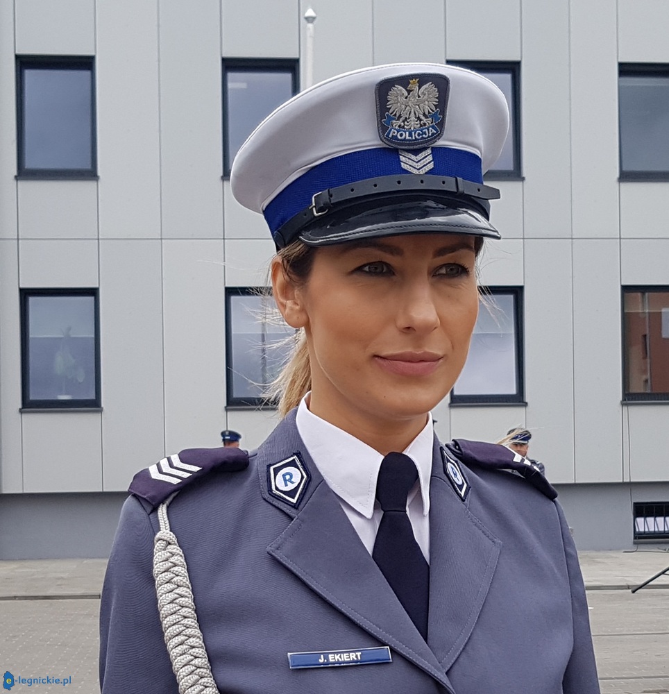 Skrajnie wycieńczony pies i uwięziony królik
