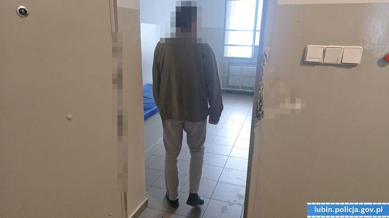 Dźgnął nożem w brzuch za zajęty materac