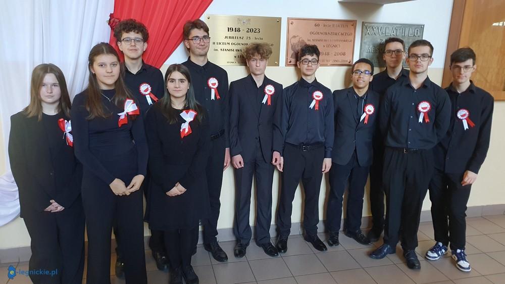 Uczniowie wyszli z klas, by odśpiewać hymn (FOTO)