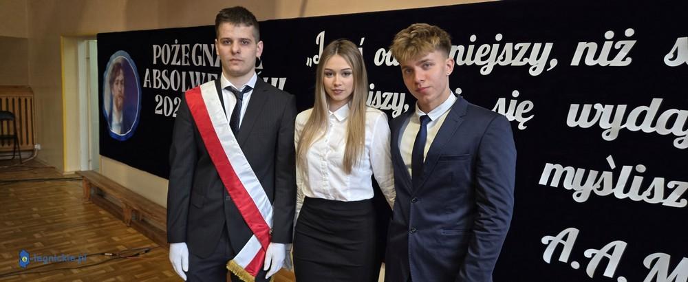 Maturzyści odebrali świadectwa (FOTO)