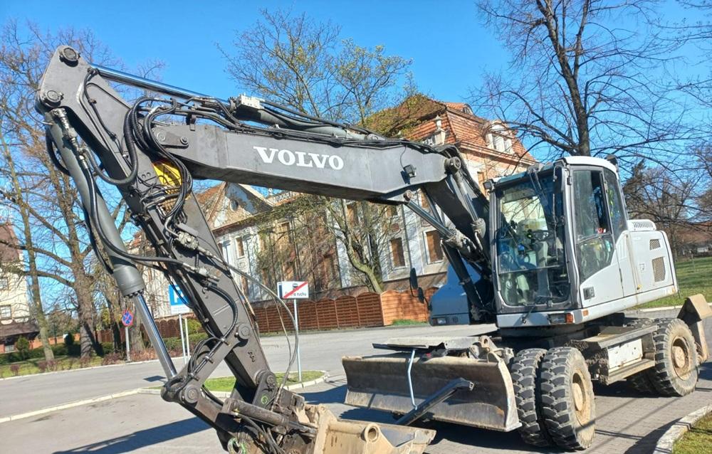 Koparka staranowała autobus