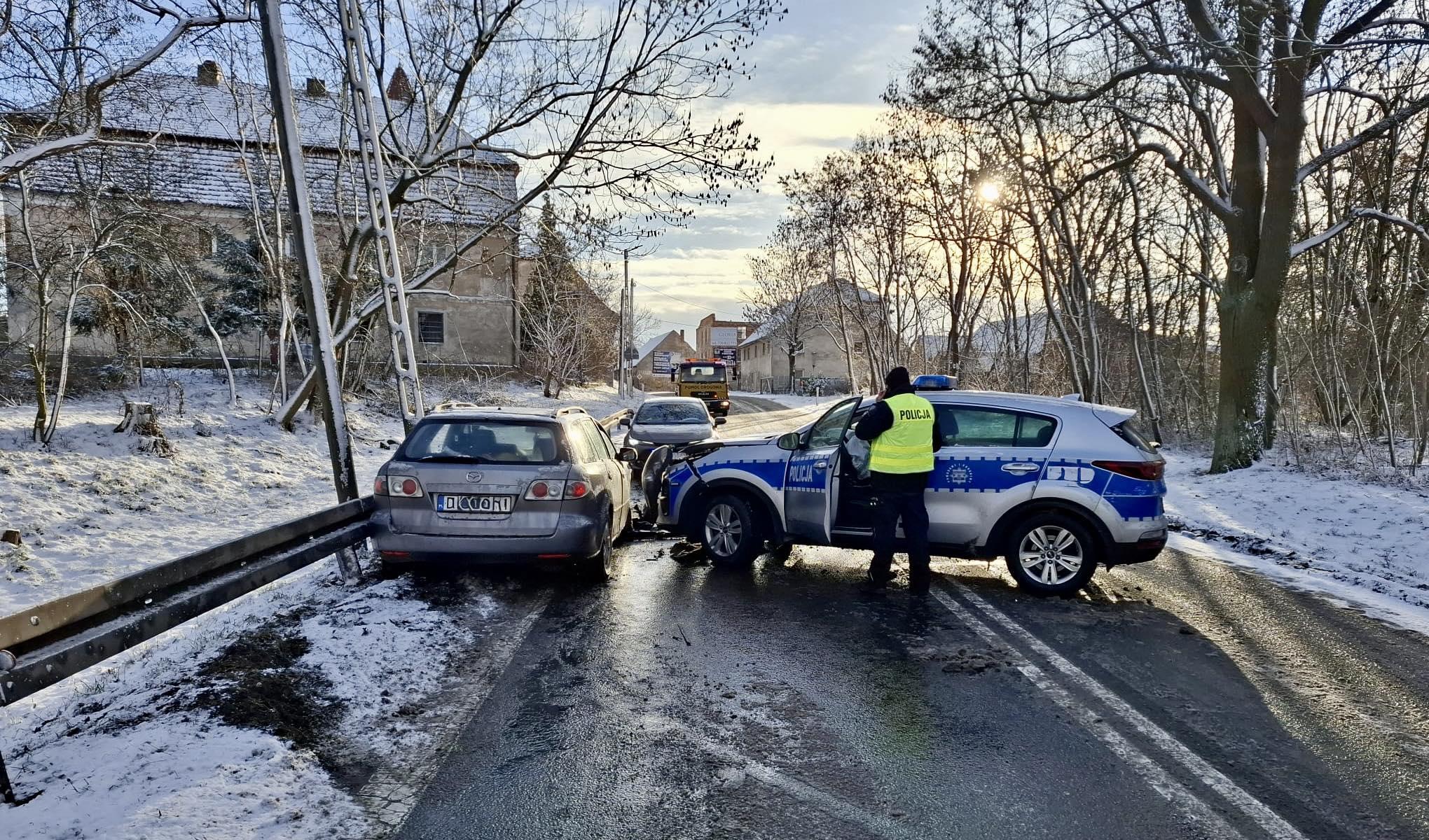 Uciekał przed policją, zderzył się z radiowozem
