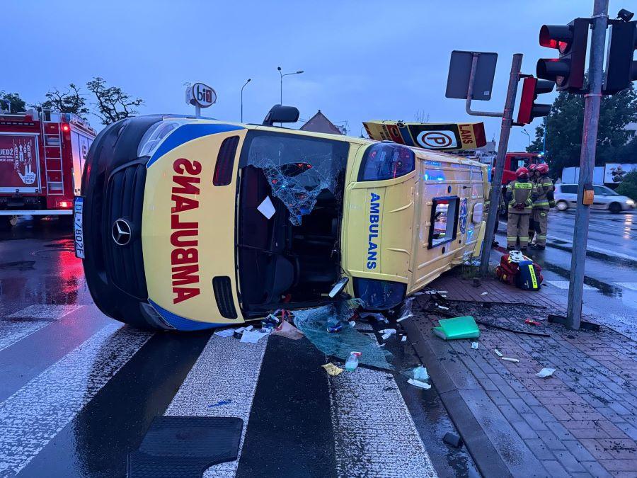Wypadek karetki. Trzy osoby trafiły do szpitala...