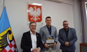 Podpisano umowę na inwestycję drogową w gminie Kunice