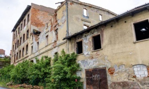 Mieszkańcy mają dość ruin dawnego młyna. Burmistrz zabrał głos po decyzji o umorzeniu sprawy