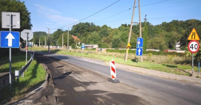 Lepiej nie wjeżdżać pod prąd – jest wąsko i z uskokiem 
