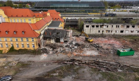 Przy dworcu w Legnicy powstaje nowoczesne centrum przesiadkowe