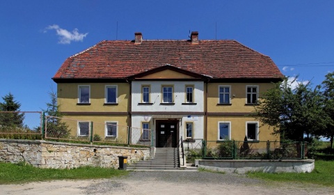 Budynek po szkole do kupienia w Sędzimirowie (gm.Pielgrzymka)
