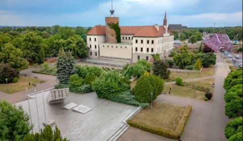Pomniki zarastają chwastami, zamek i fosa niszczeją na oczach mieszkańców. Stowarzyszenie bije na alarm!