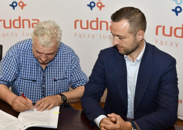 Mieszkańcy wymienią stare piece. Podpisują umowy z gminą