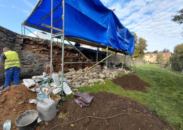 Remont zabytkowego muru miejskiego