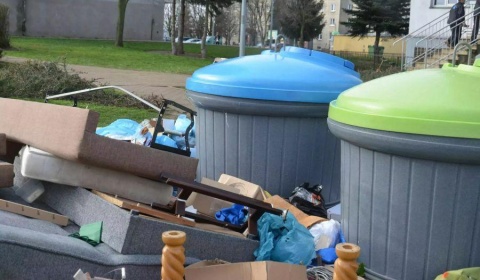 Związek Gmin Zagłębia Miedziowego zaostrza kontrole segregacji odpadów. Będą czerwone kartki