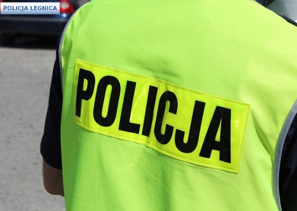 Pakunek z migającą diodą pozostawiony przed sklepem