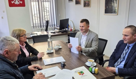 Podpisano umowę na remont drogi powiatowej w Rzeszówku 