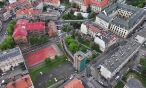 Wieża Bramy Chojnowskiej w rusztowaniach. Prace trwają 