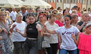 Potańcówka w Rynku - Legniczanie znów ruszyli na parkiet (FOTO)