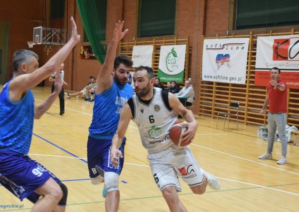 Basket dalej w grze o 2. ligę. Wygrał z Knurowem