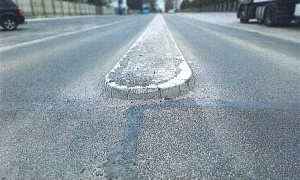 Kierowcy nie trafią w drogę… Niewidoczne krawężniki i widoczny problem