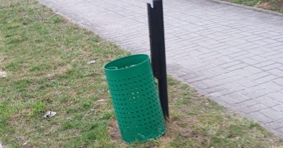 Wiosna pokazuje stan ulic i skwerów