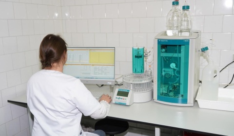 Analizy zamiast 5 dni trwają 40 minut. Nowy sprzęt w laboratorium Legnickich Wodociągów