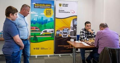 Pierwsze ruchy na szachownicach już za nami. Tort od arcymistrza