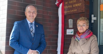 Jubileuszowa tablica w SP1 