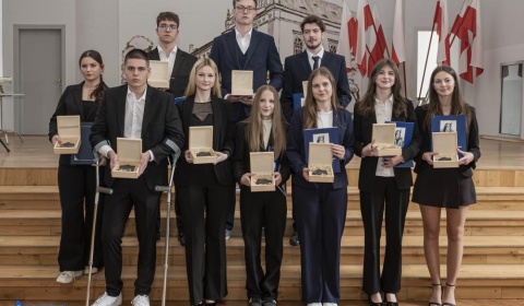 Rekordowe średnie: maturzyści z 1 LO w Legnicy zakończyli rok (FOTO)