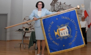 Nowy sztandar I LO w Legnicy. Ufundowali go maturzyści rocznika 2026 (FOTO)