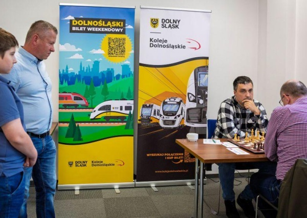 Pierwsze ruchy na szachownicach już za nami. Tort od arcymistrza