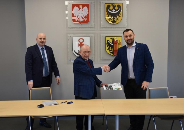 Przywrócony ruch na zabytkowym moście w Ścinawie