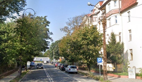 Rozpadające się fundamenty lamp budzą niepokój. Radny domaga się pilnej interwencji