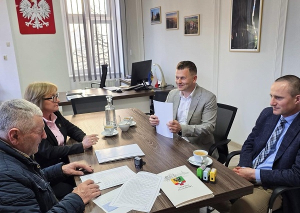 Podpisano umowę na remont drogi powiatowej w Rzeszówku 