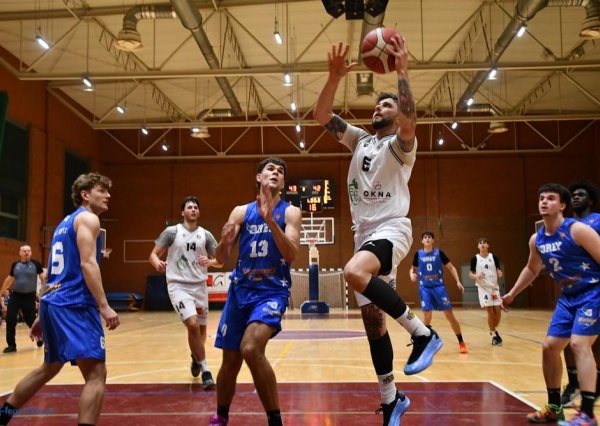 Basket po wyrównanym meczu ograł lidera (FOTO)
