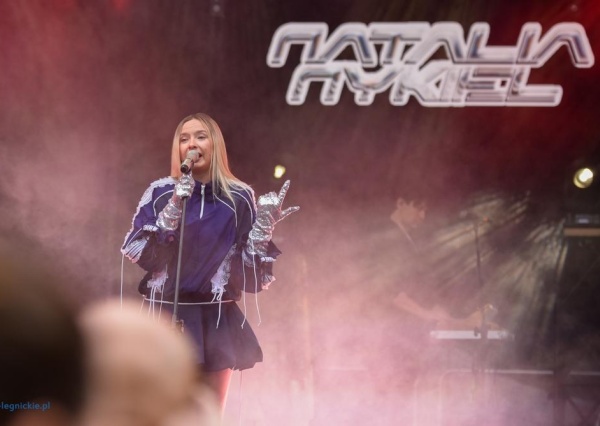 Natalia Nykiel zachwyciła jagodowy Chocianów. Energetyczny koncert porwał publiczność (FOTO)