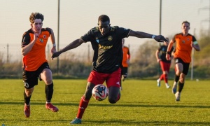 Modou Ceesay celuje w koronę króla snajperów. Wybrał AKS Strzegom