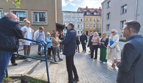 Wiata śmietnikowa w podwórku? Nie – nawet w pakiecie z parkingiem 