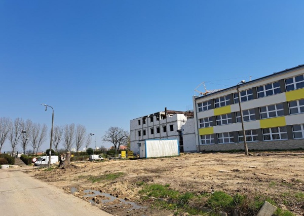 Obiekt rośnie, drzewa zniknęły, koszty urosły