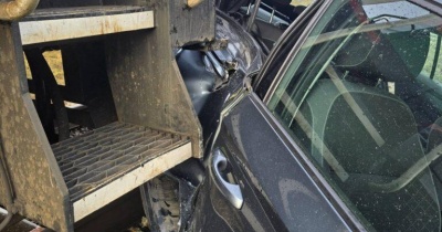 Osobówka wjechała pod pociąg