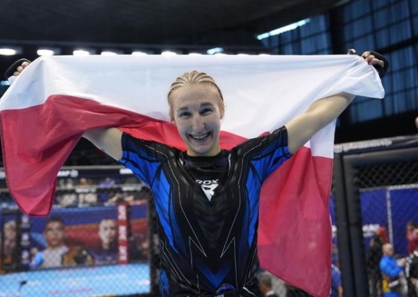 Wojowniczka MMA celuje w medal mistrzostw świata. Aby pojechać na zawody sama musi zebrać pieniądzę na wyjazd...