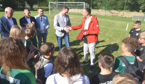 Znalazły się pieniądze na remont boiska po wylaniu Kaczawy. O basenie cicho sza...