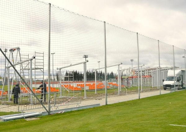 Zadaszają trybuny na boisku Akademii Piłkarskiej