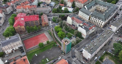 Wieża Bramy Chojnowskiej w rusztowaniach. Prace trwają 
