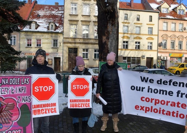 Walka Dawida z Goliatem w Świerzawie. Radni poparli protestujących (FOTO)