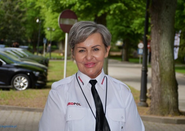 Kobieta uratowała życie mężczyźnie leżącemu na torach (FOTO)