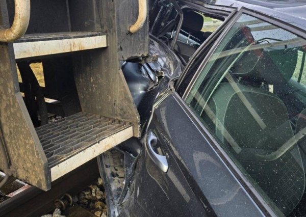 Osobówka wjechała pod pociąg