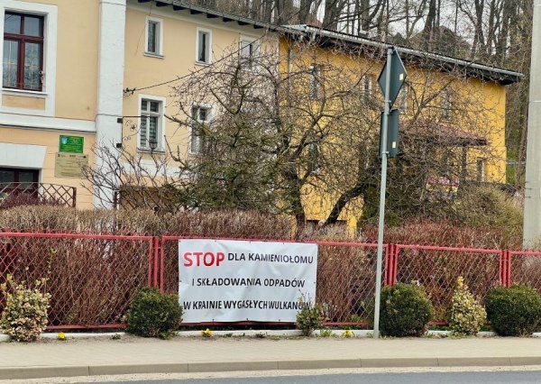 Tragedia na sesji w Świerzawie. Demonstracja odwołana
