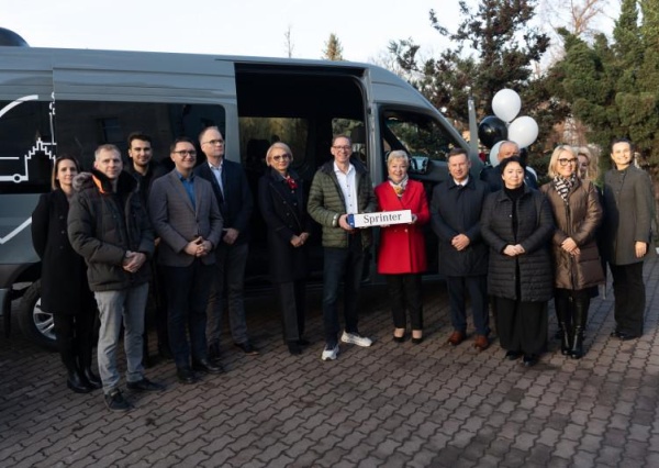 Dzieci z placówek opiekuńczo-wychowawczych powiatu jaworskiego dostały Mercedesa