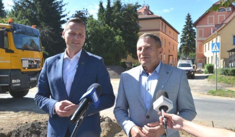 Nowy asfalt i parkingi na Wilczej ze wsparciem wojewody Jurkowskiego
